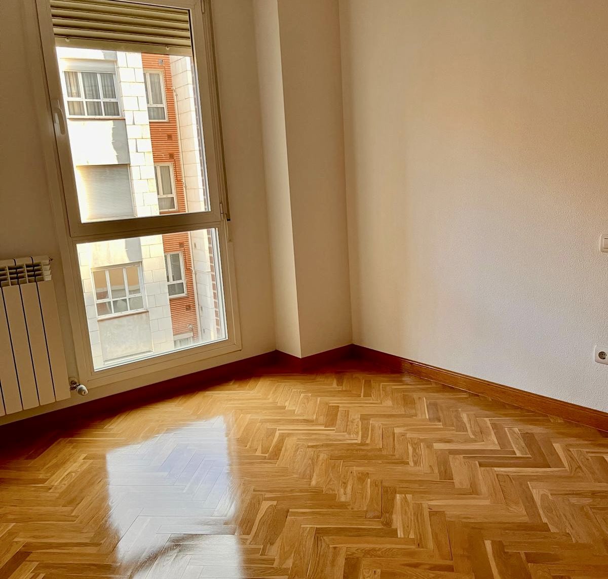 #sevende #piso a estrenar en #palencia En la zona del Campo de la Juventud. Tiene 100 metros útiles. Una cocina de 16 metros y un amplio salón. Y tiene 3 dormitorios con armarios empotrados y 2 baños completos. Incluye plaza de garaje y trastero. Si estás interesado, llámanos.