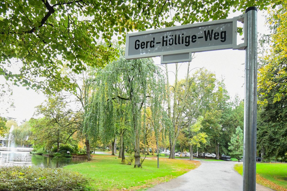 polizei_nrw_bn's tweet photo. Weg im Bad Godesberger Stadtpark erinnert an Polizist Gerd Höllige - Pressemeldung der Bundesstadt Bonn  https://t.co/OqWND90snU https://t.co/8iCnyb0Bdg
