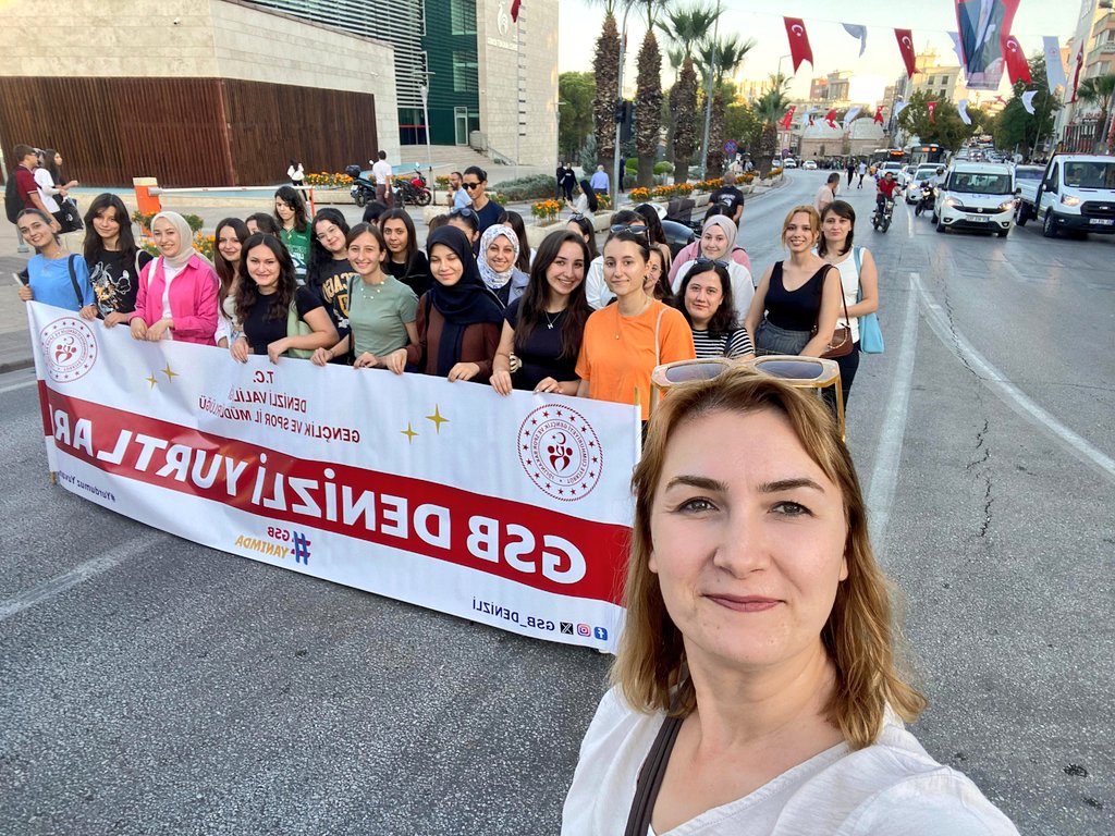 gamze6464's tweet photo. Valilik önünde gerçekleşen Amatör Spor Haftası Kortej yürüyüşünde  Pamukkale Yurdu olarak öğrencilerimiz ile oradaydık.
@omer_ilman @GSB_Denizli @vildanbasbug @Ezgicanaksoy https://t.co/Gwoqcgz9ev