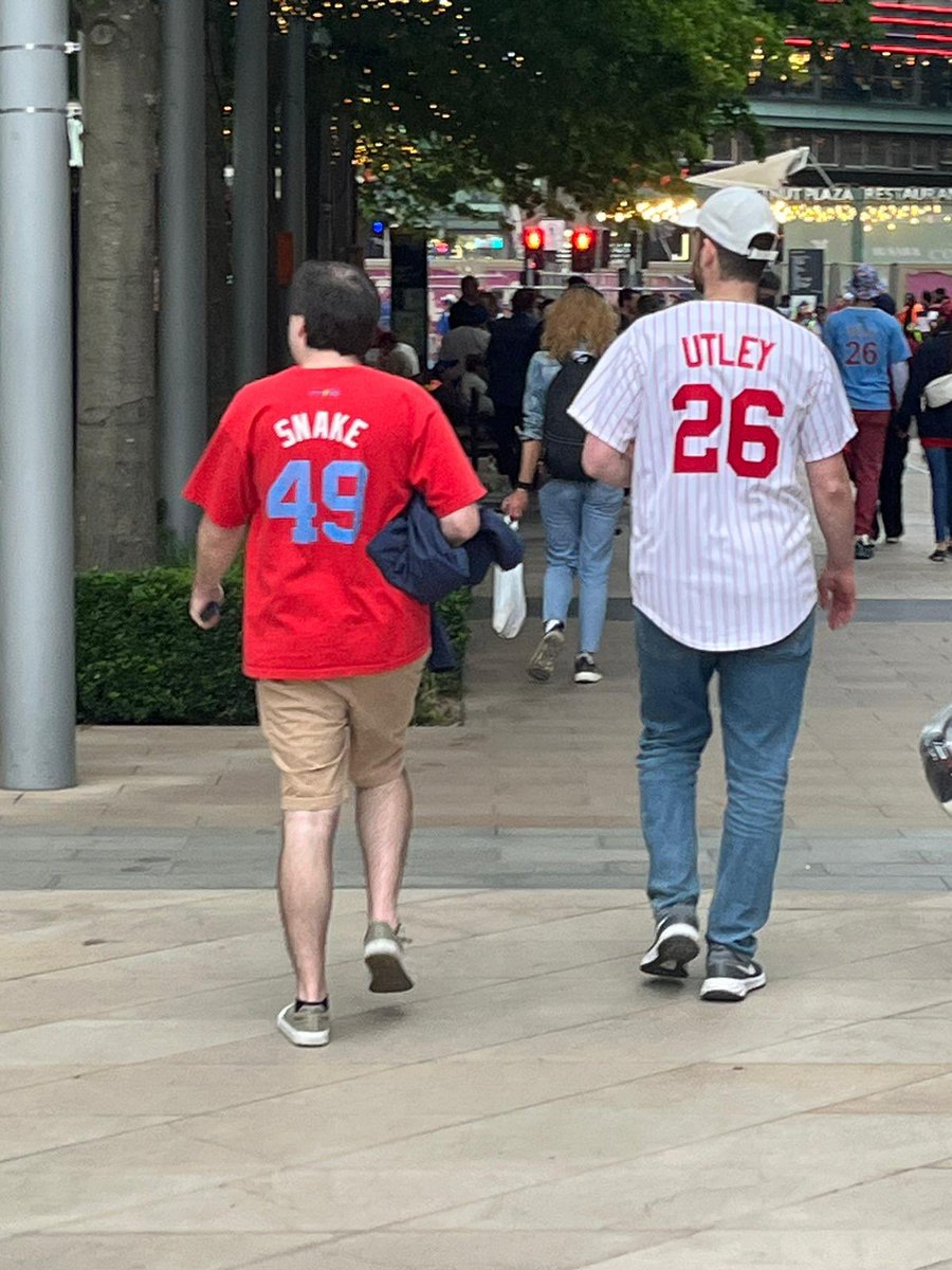 Cheaptvguy's tweet photo. @KFCBarstool Saw these two in London 🇬🇧⚾️😉 https://t.co/jWPu3KjSYC