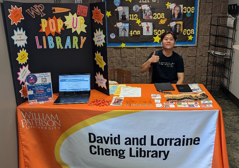 Pop-up library out again today (10/9) 12,:30-1:30. We're in Heritage helping our residents with their library needs and voter registration. Free giveaways &amp; voter info!

#WPVotes
#wpunj
#twillyp