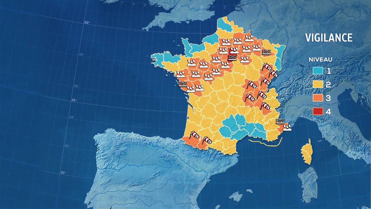 LAMUSIQUESTAR's tweet photo. 🇫🇷 L'ex-ouragan Kirk traverse la France déversant des quantités de pluie considérables des Pays de la Loire à la Champagne-Ardenne et apportant également un fort coup de vent.

La Seine-et-Marne passe en vigilance ROUGE pour une crue majeure sur le Grand Morin. 35 autres départements sont en vigilance orange.

Situation compliquée dans le Pays de Retz. Des évacuations sont en cours en Loire-Atlantique notamment.