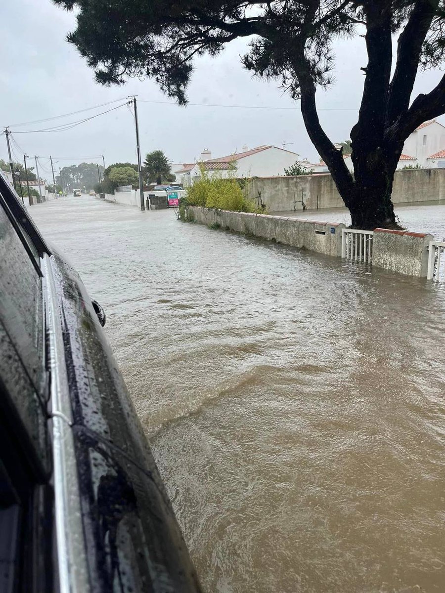 LAMUSIQUESTAR's tweet photo. 🇫🇷 L'ex-ouragan Kirk traverse la France déversant des quantités de pluie considérables des Pays de la Loire à la Champagne-Ardenne et apportant également un fort coup de vent.

La Seine-et-Marne passe en vigilance ROUGE pour une crue majeure sur le Grand Morin. 35 autres départements sont en vigilance orange.

Situation compliquée dans le Pays de Retz. Des évacuations sont en cours en Loire-Atlantique notamment.