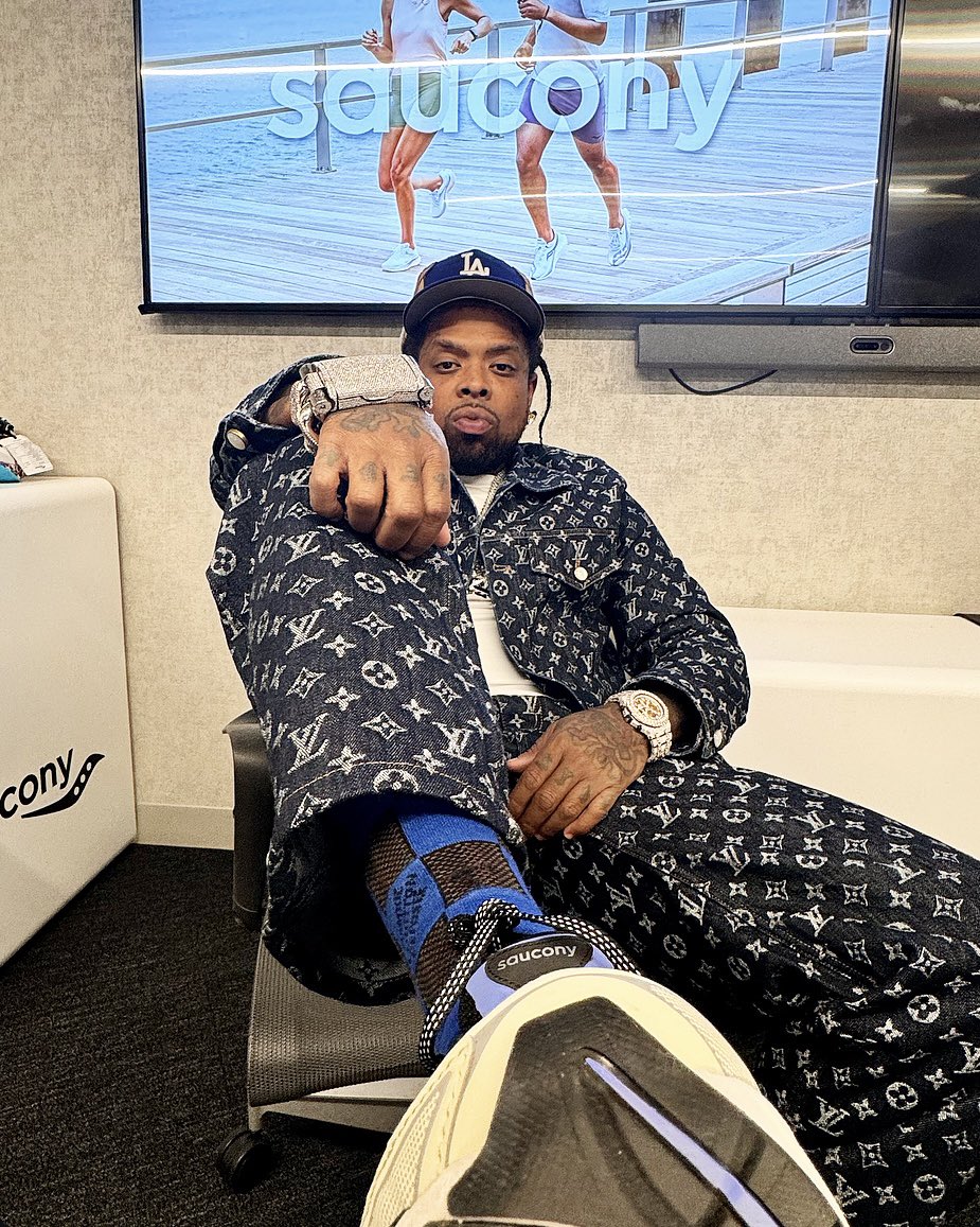 WESTSIDEGUNN's tweet photo. FIRST DAY IN THE OFFICE 🦂⚖️🐐 @saucony 

IM proud to announce I’m OFFICIALLY dropping my first sneaker!!!! This is a dream come true and I just wanna thank y’all so much for believing in my ART 🤲🏽 thank u @jaetips for opening the door and inspiring me💐 I’m a keep pushing the culture fwd.. Also thank u to the staff for believing in my vision and treating me like a Day 1 I won’t disappoint, BIG THINGS ARE HAPPENING and I just wanna let y’all know GOD IS THE GREATEST and y’all support is wats keeping me going, I’ll put my 800k followers against somebody’s 10M anyday, Love y’all now let’s make some of the flyest kicks ever - #SUPERFLYGOD 

#GXFR #ART #CULTURE #FASHION #ICON #SAUCONY #LVGOD #SUPERFLYGOD #STILLPRAYING #4THROPE #RIPVIRGIL #GODISTHEGREATEST #FLYGODISANAWESOMEGOD