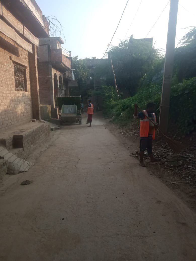 npkishanpur's tweet photo. संचारी रोग नियंत्रण अभियान अक्टूबर 2024 माइक्रो प्लानानुसार वार्ड नं. 9 रौताना में साफ़ सफ़ाई एवं एंटीलार्वा का छिड़काव करवाया गया।

@SBM_UP @SBMUrbanUP @CMOfficeUP @aksharmaBharat @UPGovt @dmfatehpur @surendraKsp4bjp https://t.co/qJwbSwM0JR