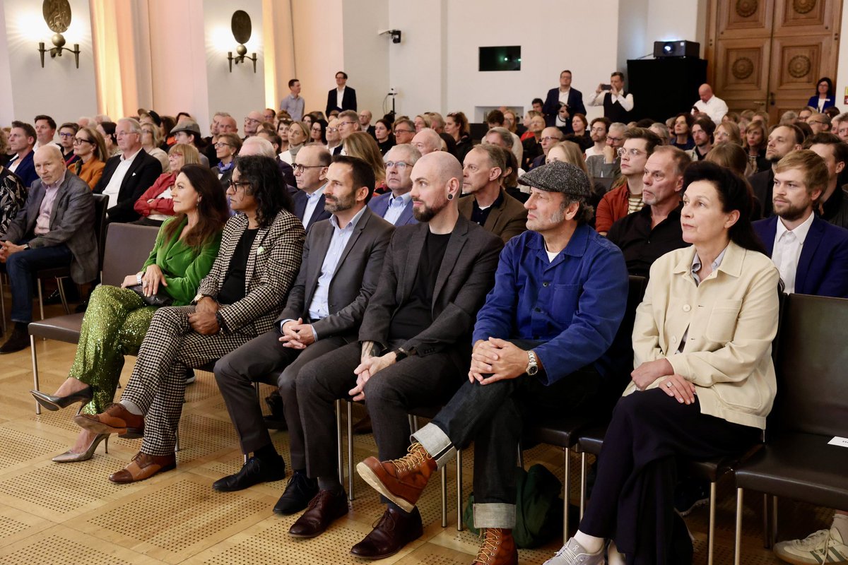 Bayerischer Landtag (@landtag_bayern) on Twitter photo Präsidentin <a href="/IlseAigner/">Ilse Aigner</a> begrüßt zur Filmvorführung von "HUNDSWUT" im #LTBY! Der Film wurde ohne finanzielle Unterstützung von Fernsehsendern oder Streaming-Anbietern realisiert und ist durch einen der letzten überlieferten Hexenprozesse inspiriert. #hundswut Präsidentin <a href="/IlseAigner/">Ilse Aigner</a> begrüßt zur Filmvorführung von "HUNDSWUT" im #LTBY! Der Film wurde ohne finanzielle Unterstützung von Fernsehsendern oder Streaming-Anbietern realisiert und ist durch einen der letzten überlieferten Hexenprozesse inspiriert. #hundswut