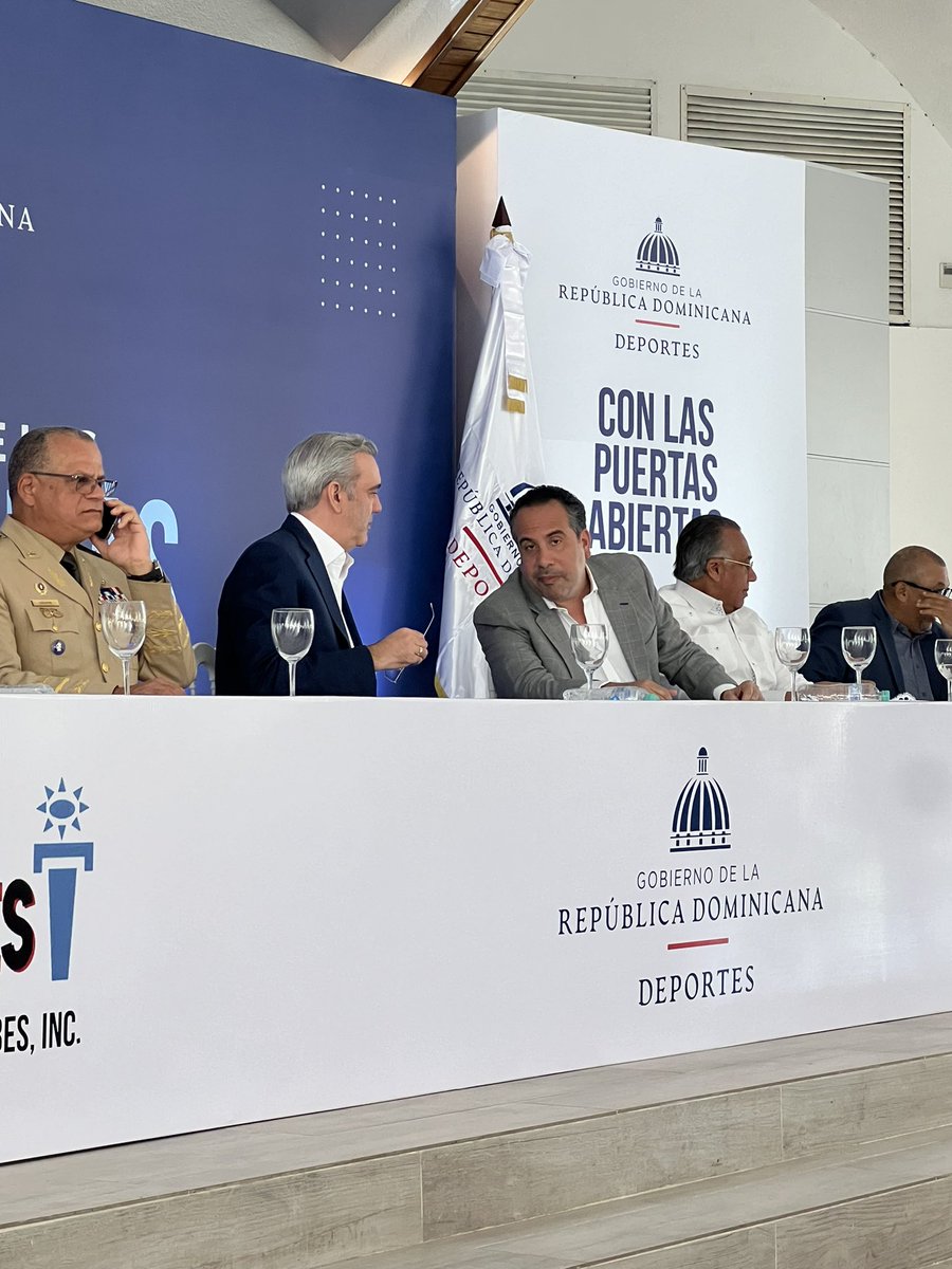williamaish's tweet photo. El presidente @luisabinader conversa con el director del @inefirdoficial @ARenLosDeportes en la celebración del Día Nacional de los Clubes. https://t.co/EnN61N2rwu