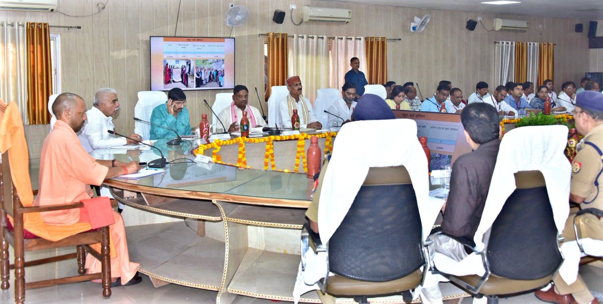 दुर्गापूजा, रामलीला इत्यादि को सकुशल सम्पन्न कराया जाए।

त्योहारों के दौरान धार्मिक भावनाएं भड़काने वालों के विरुद्ध कड़ी कार्रवाई की जाए। 

सोशल मीडिया प्लेटफॉर्म पर भी नजर रखी जाए। मजिस्ट्रेट एवं पुलिस द्वारा संयुक्त रूप से पेट्रोलिंग की जाए। महिला सुरक्षा को लेकर विशेष सतर्कता