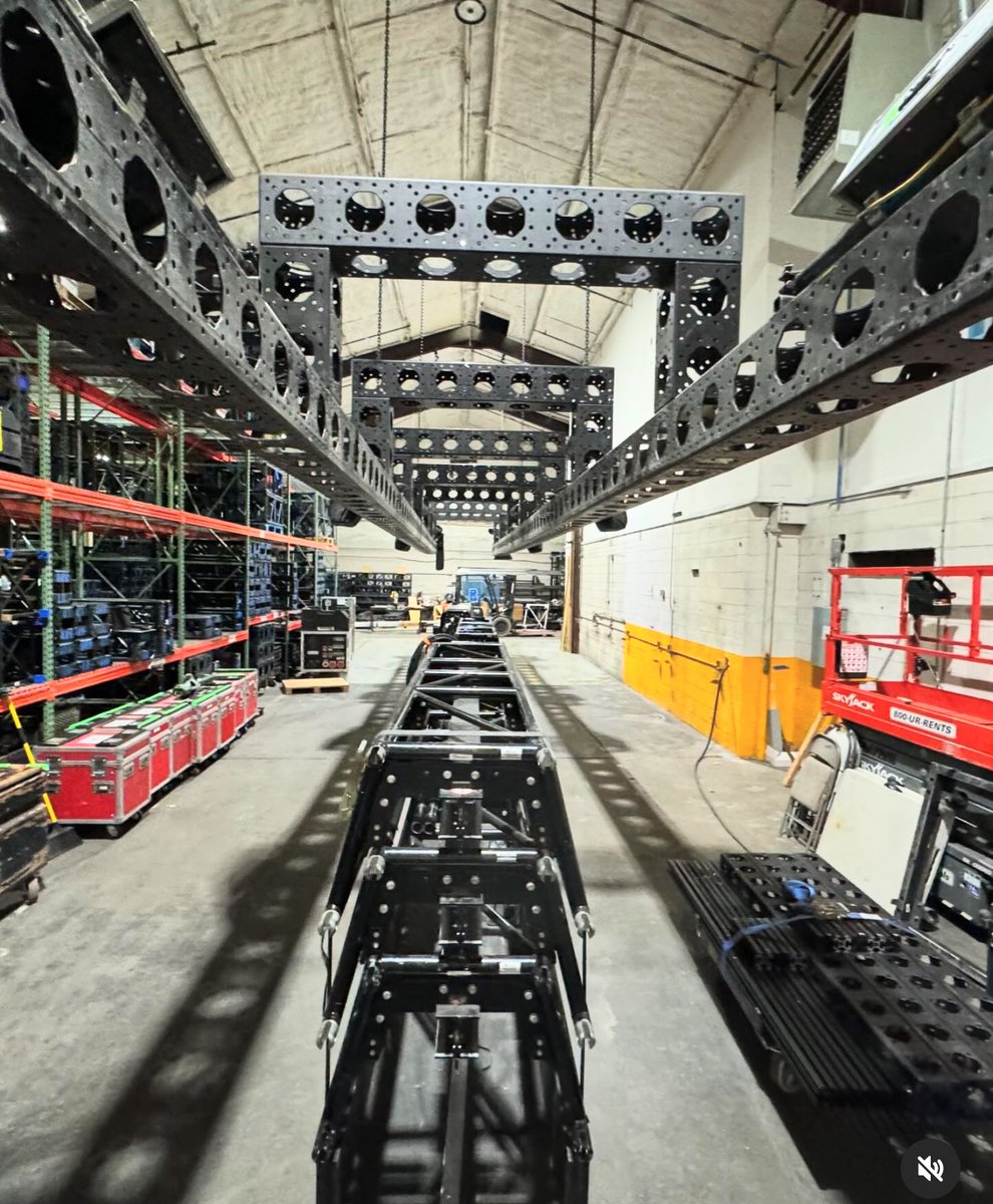 ModTruss's tweet image. Carousel by @bnwrigging
We made space for a new prep area in the shop. Engineered the roof, installed power, Flew a grid to float a rig of automation. #eventrigging #prerig #testtwiceinstallonce #modtruss