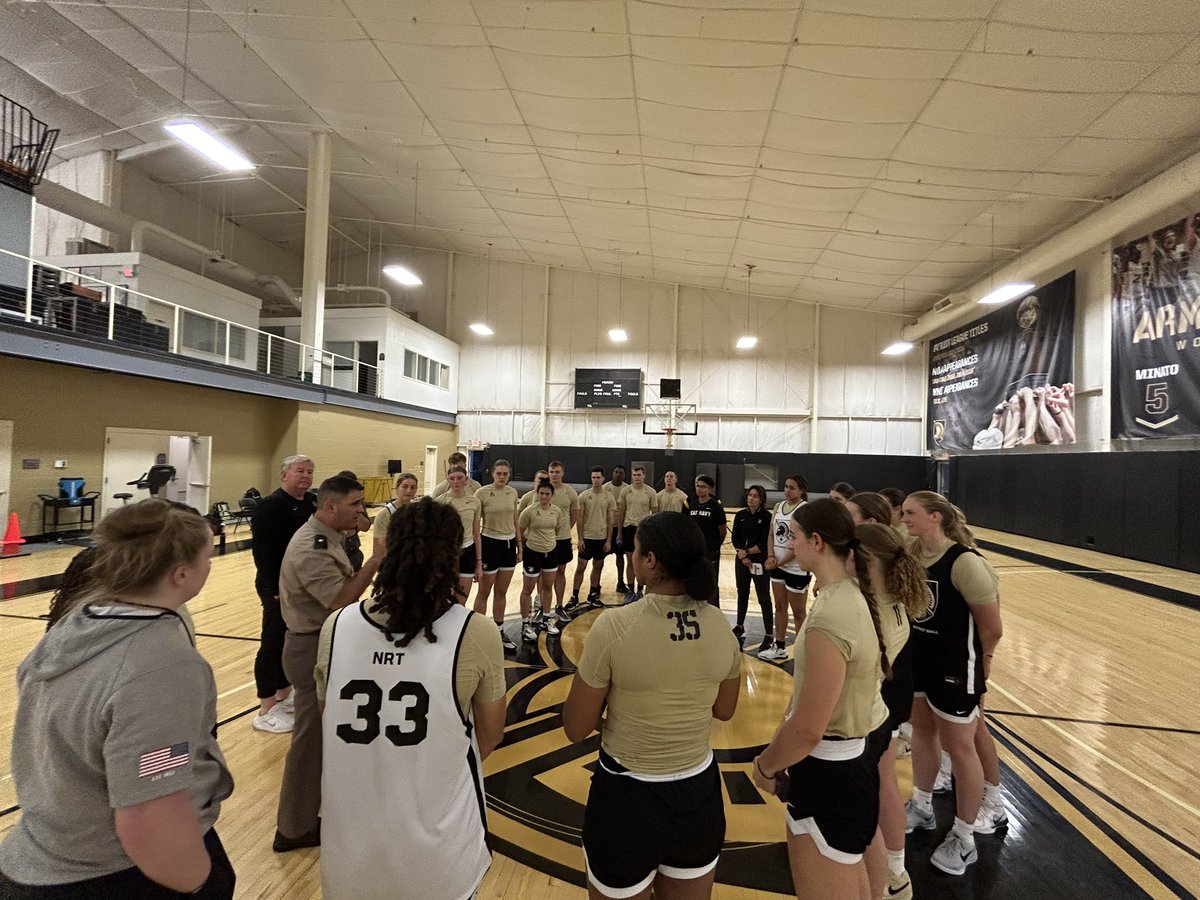 CoachTraversi's tweet image. 🔘 You have a talent
🔘 Someone believed in you
🔘 Reflect on a crucible moment
🔘 You have an opportunity

Wise words from @WestPoint_USMA 81st Commandant. Thank you BG Garcia for stopping by practice. #NRT