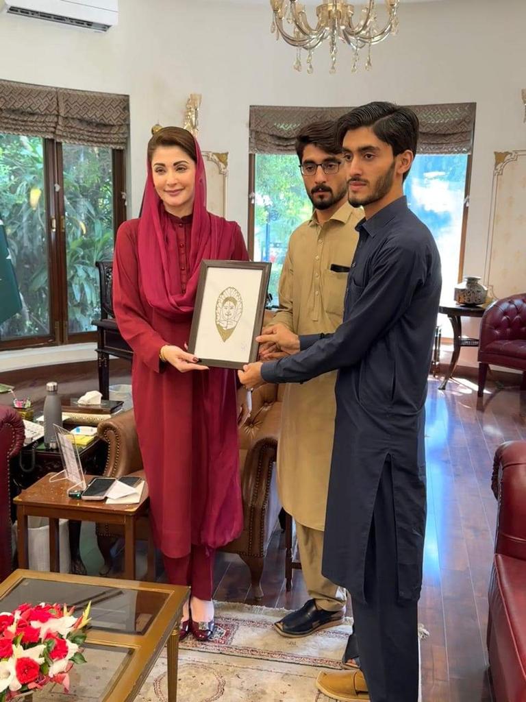 PMLNDigital's tweet photo. Young Artist Kamran from KP presented a picture made of leaves to Chief Minister Maryam Nawaz.
 
Chief Minister Punjab Maryam Nawaz Sharif appreciated the amazing art of the young artist. https://t.co/AOX6w4Gyea