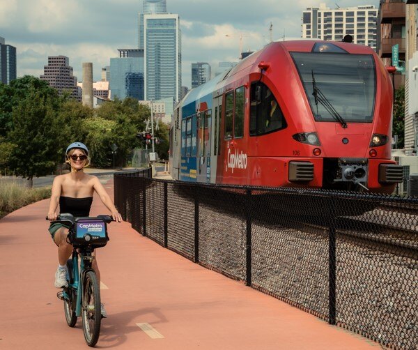 AustinChamber's tweet image. Exciting news for Austin's east side! 🚌✨Starting Spring 2025, @CapMetroATX is launching two new Rapid routes: 800 Pleasant Valley and 837 Expo Center. Learn more at hubs.ly/Q02SNsbh0 #AustinTransit #ProjectConnect