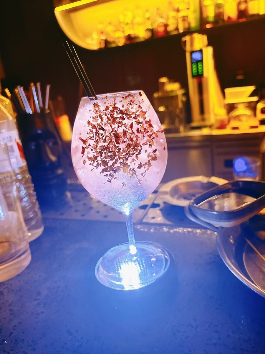 izzibag's tweet image. 来一杯伊丽莎白玫瑰 回家睡觉
#学生 #舞蹈