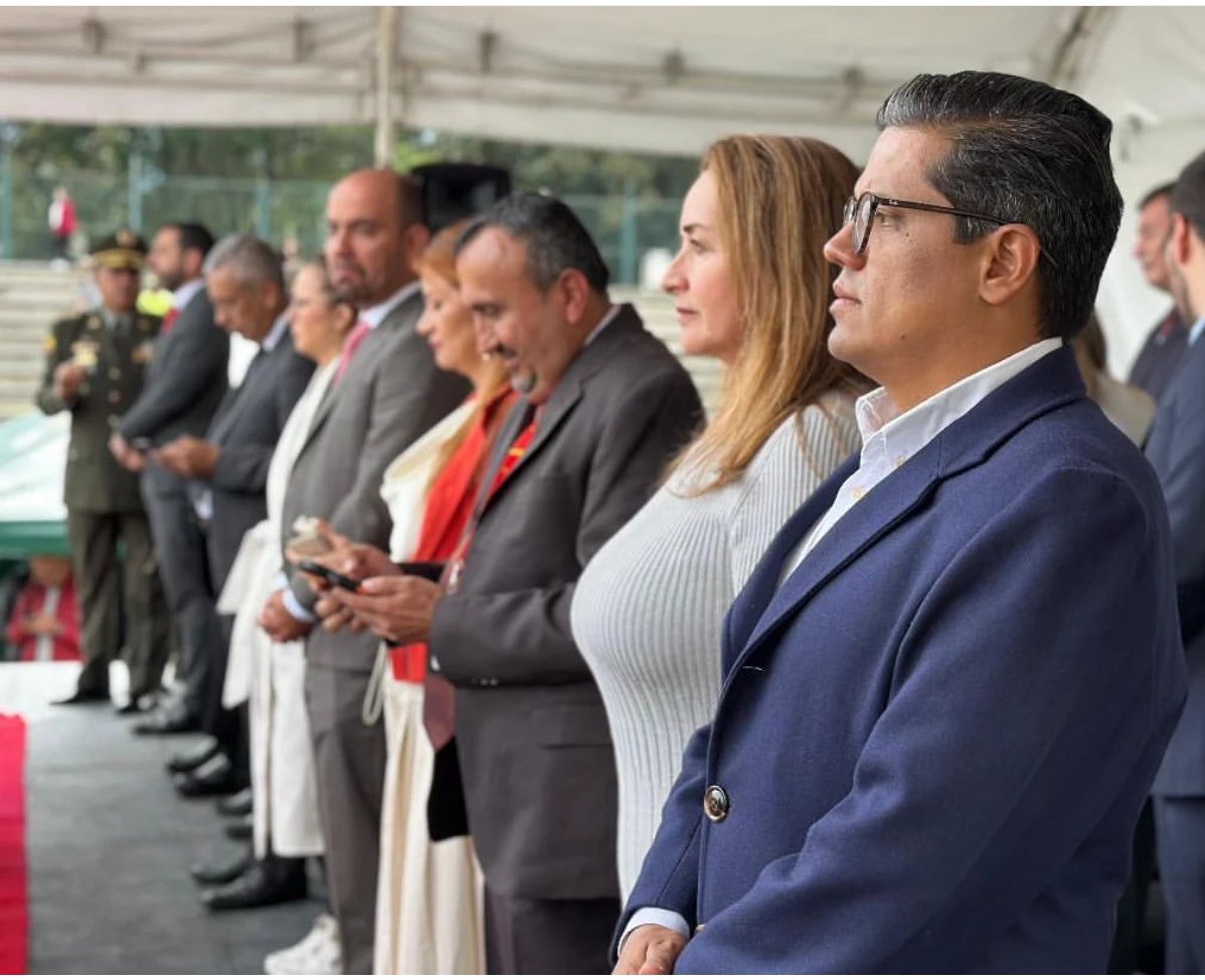 Junto a nuestro Alcalde Mayor <a href="/CarlosFGalan/">Carlos F. Galán</a>, y los colegas de las alcaldías locales, acompañamos la ceremonia de ascenso de nuestros uniformados de la <a href="/PoliciaBogota/">Policía Metropolitana de Bogotá</a> 🫡

Con un trabajo articulado vamos a lograr que Usme y Bogotá caminen seguras. 
💛❤️

#UsmeMiCasa