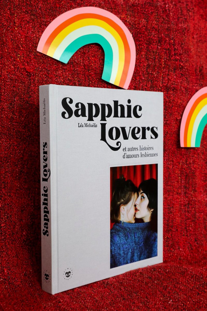 📕 mon livre "Sapphic Lovers et autres histoires d’amours lesbiennes" sort dans toutes les librairies (et fnac etc) aujourd’hui !! exposition du projet dans la formidable librairie Violette and Co jusqu’au 2 novembre 💞