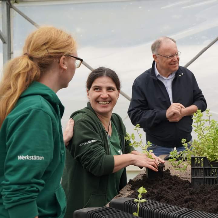 KnupferEva's tweet image. Im Rahmen der Aktion Schichtwechsel hatten wir heute im Garten meiner Lebenshilfe Besuch vom niedersächsischen Ministerpräsidenten Stephan Weil! Er ist großartig und es war eine tolle Erfahrung. Am Freitag geht's dann in die Staatskanzlei, NATÜRLICH mit PdH Pulli 😀🥰