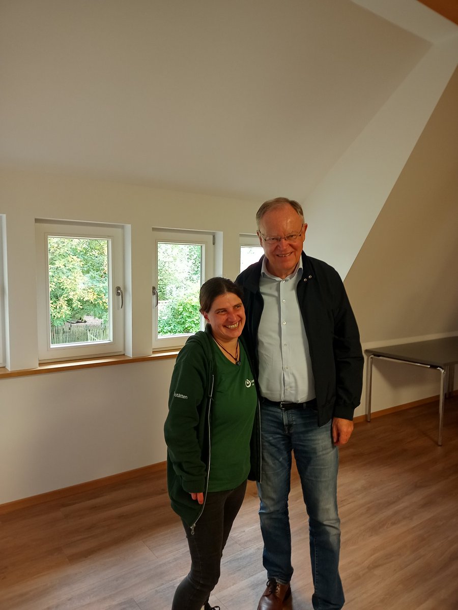 KnupferEva's tweet image. Im Rahmen der Aktion Schichtwechsel hatten wir heute im Garten meiner Lebenshilfe Besuch vom niedersächsischen Ministerpräsidenten Stephan Weil! Er ist großartig und es war eine tolle Erfahrung. Am Freitag geht's dann in die Staatskanzlei, NATÜRLICH mit PdH Pulli 😀🥰