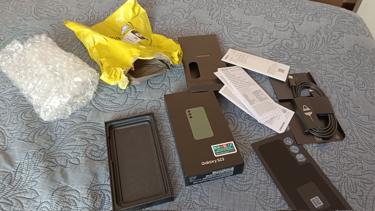 patbu111's tweet photo. @ML_Chile He ahí las "trabajadoras" responsables de que me haya llegado la caja vacía del Samsung Galaxy S23 que compre en Cyberday. Y eso que lo compre en tienda oficial @SamsungChile https://t.co/tEhtOHbmVT