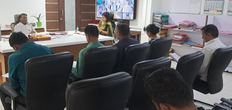 આજ રોજ માન. કલેકટરશ્રી ના અધ્યક્ષતામાં પ્રાકૃતિક કૃષિની રીવ્યુ મિટિંગ યોજાઈ. જેમાં માન. જીલ્લા વિકાસ અધિકારીશ્રી અને કૃષિ વિભાગના અધિકારીઓ હાજર રહ્યા હતાં. પ્રાકૃતિક કૃષિની કામગીરી વધુ સઘન બનાવવા સૂચનો કર્યા હતા.
#Nation_First <a href="/ADevvrat/">Acharya Devvrat</a>
<a href="/CMOGuj/">CMO Gujarat</a> <a href="/CollectorMeh/">Collector Mehsana</a> <a href="/ddo_mehsana/">DDO Mehsana</a>