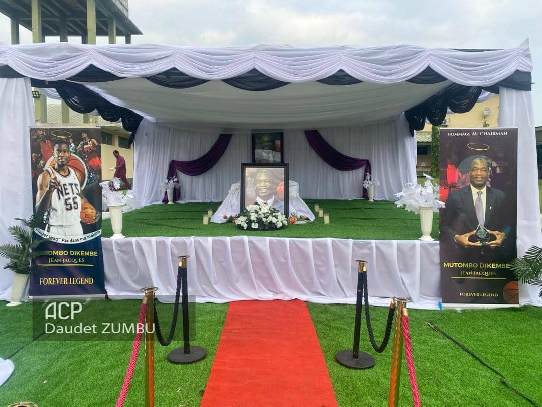 acprdcongo's tweet image. #RDC : un livre de condoléances a été mis à la disposition du public en hommages à l'ancienne  star de la National basketball association (#NBA), le congolais Mutombo Dikembe, décédé le 30 septembre dernier à #Atlanta aux États-unis d'Amérique par l'hôpital Biamba Marie Mutombo,