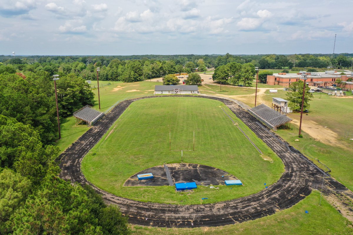 GeoSurfaces's tweet photo. Major transformation for East Feliciana High School
#football #track #fieldinstall #trackinstall #GeoSurfaces #EFHS https://t.co/x5hcST6jZ5