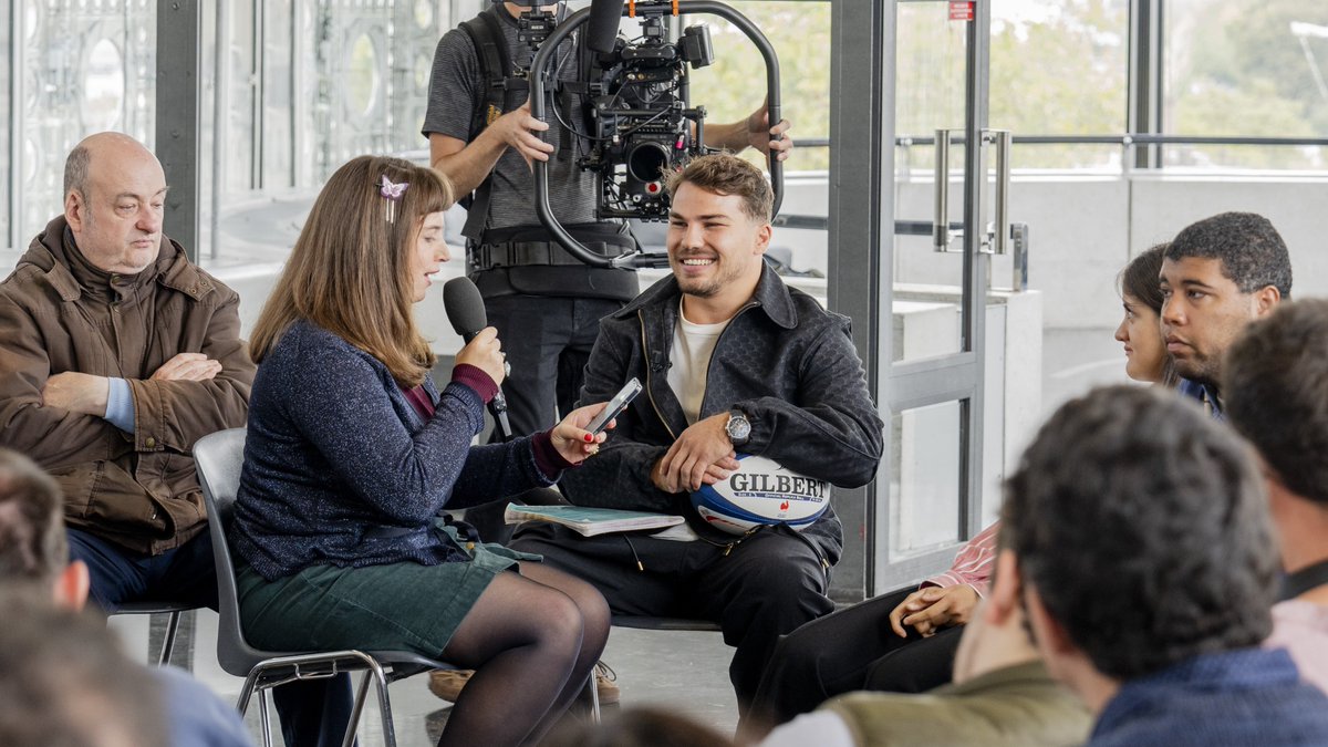 JournalPapotin's tweet photo. Merci d'avoir été au rendez-vous pour cette émission des Rencontres du Papotin avec notre champion Antoine Dupont ! 🏉 

📷 © Léo Kekemenis - France Télévisions
#LesRencontresDuPapotin #LePapotin https://t.co/bpknFZHbQf