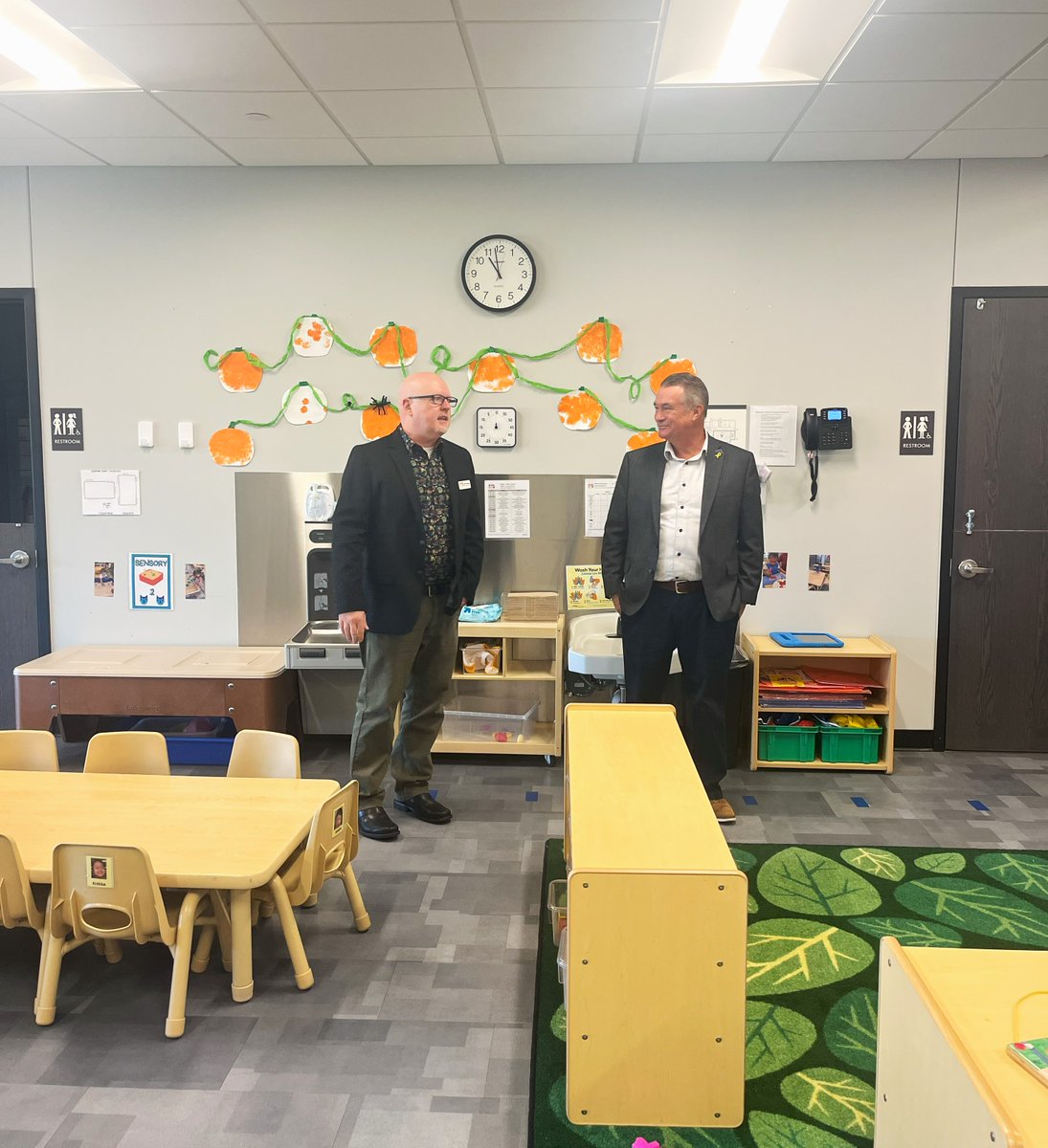 firstfiveyears's tweet image. Educators at Kids Can Community Center in Omaha, NE are helping young learners &amp;amp; their families learn, grow, &amp;amp; succeed.

Thank you @RepDonBacon &amp;amp; @FirstFiveNebr for joining FFYF in a visit this week to see the positive impact of quality early childhood education firsthand!