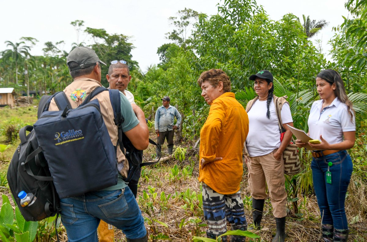 URestitucion's tweet photo. Desde la DT #Putumayo continuamos recorriendo el territorio, garantizando los derechos territoriales a las víctimas del conflicto. #Hoy en municipio de #Villagarzon, en la vereda #SanMigueldelaCastellana, realizamos la entrega material y simbólica del predio 'El Chontaduro'🌳🫱🏼‍🫲🏽 https://t.co/xynyu58Bmh