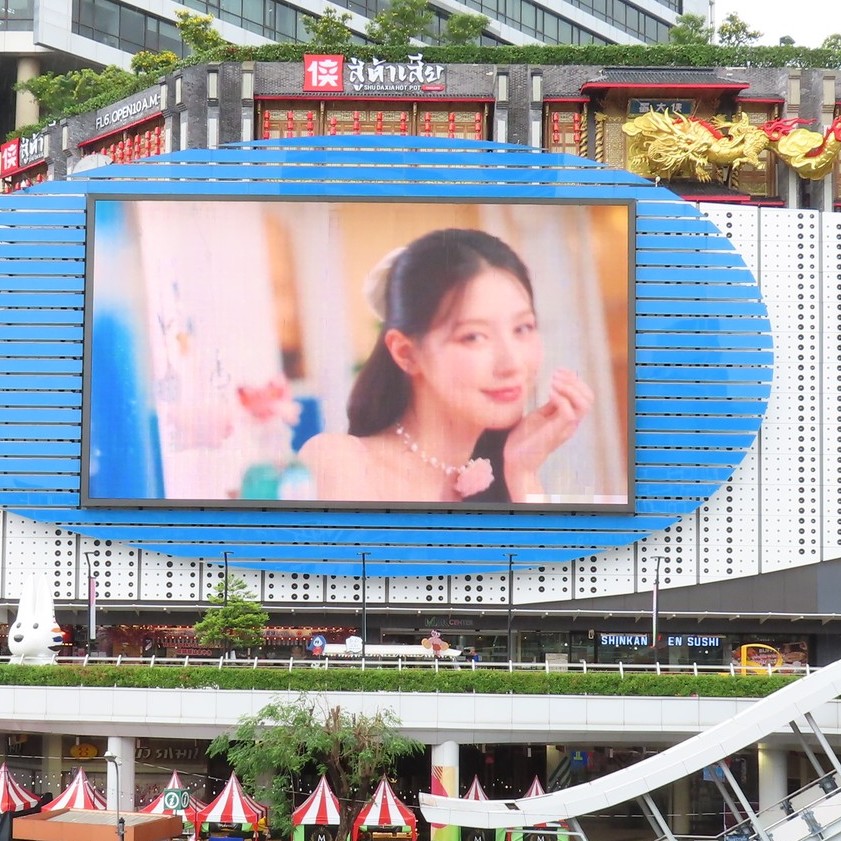 vegaz's tweet photo. “Lovin’ My Stay” MV has arrived at the MBK Centre in Bangkok. It’s leaving on 17 October so check out the gorgeous MV if you’re around!

https://t.co/2myrIydfYt

#여자아이들 #GIDLE #MIYEON
#MacaoLimitedEdition #EMLE
#ExperienceMacao #Macao #Macau #discovermacau #Macao https://t.co/mZayHTTkfT