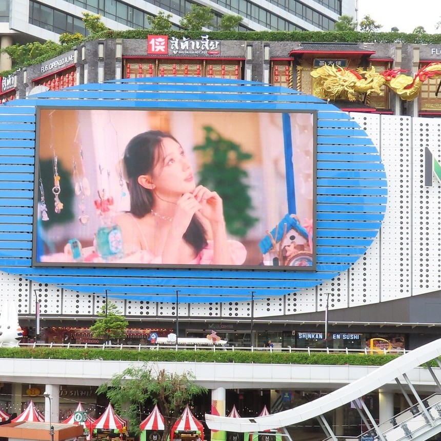 vegaz's tweet photo. “Lovin’ My Stay” MV has arrived at the MBK Centre in Bangkok. It’s leaving on 17 October so check out the gorgeous MV if you’re around!

https://t.co/2myrIydfYt

#여자아이들 #GIDLE #MIYEON
#MacaoLimitedEdition #EMLE
#ExperienceMacao #Macao #Macau #discovermacau #Macao https://t.co/mZayHTTkfT