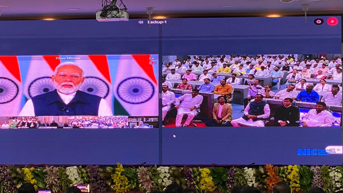 raosahebdanve's tweet photo. जालन्याच्या इतिहासातील अतिशय महत्वाचा दिवस, वैद्यकीय शिक्षण घेणाऱ्या विद्यार्थ्यांना आता जालन्यातच MBBS शिकण्याची मोठी सुविधा उपलब्ध..

जालना येथिल शासकीय वैद्यकीय महाविद्यालयाचे उदघाटन आज पंतप्रधान श्री नरेंद्र मोदीजींच्या हस्ते व्हिडीओ कॉन्फरंसिंग द्वारे करण्यात आले. याप्रसंगी उपस्थित सर्वांशी संवाद साधला. समाजातील सर्व घटकांना शाश्वत विकासाच्या प्रवाहात आणन्यासाठी मोदी सरकार प्रयत्नांची पराकाष्टा करीत आहे.

@narendramodi  @bjp4india  @bjp4maharashtra  #Jalna #जालना #JalnaMBBSCollege #raosahebdanve #raosahebdanve #Jalna