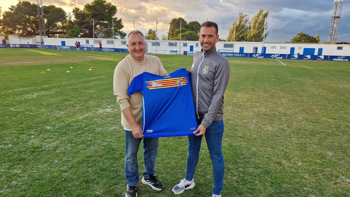 #RFAF 𝗖𝗢𝗣𝗔 𝗥𝗘𝗚𝗜𝗢𝗡𝗘𝗦 𝗨𝗘𝗙𝗔 I PREPARACIÓN

▶️ El director deportivo de <a href="/futbolaragon/">Real Federación Aragonesa Fútbol</a>, Raul Martínez, hace entrega de la camiseta del Centenario a Cecilio García, presidente del <a href="/udcasetas/">Unión Deportiva Casetas</a> momentos antes de la  disputa del partido de preparación ante el <a href="/CD_Cortes3/">Club Deportivo Cortes</a>