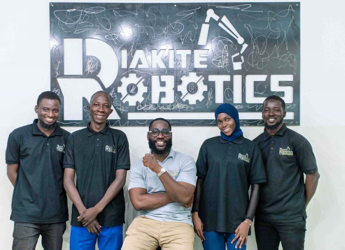 RoboticsDiakite's tweet image. DIAKITÉ ROBOTICS TEAM 👊‼️

Une équipe jeune multi, pluri et trans-disciplinaire ayant un objectif commun : 
« Etre à la pointe de l’innovation …»🚀

#DiakitéRobotics #Innovation #Technologie #Créativité #Expertise #ServicesDeQualité #Mécatronique #ÉquipeDynamique