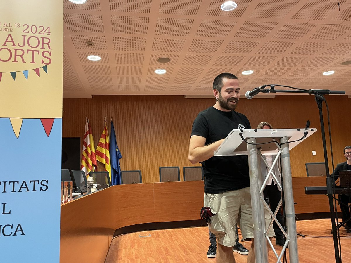 <a href="/linialescorts/">Línia Les Corts</a> 🏆El Cortsenc d’Honor 2024 és.... Enric Sellarès!!

✅Dissenyador gràfic de vocació i professió, l’any 2014 va fundar la marca Barriada Cortsenca, un projecte d’imatge corporativa i tèxtil del barri de les Corts.

👏🏻Enhorabona Enric!