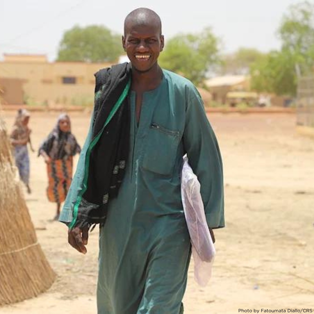 CatholicRelief's tweet photo. Development projects can live or die based on the strength of #partnerships. Thanks to our relationships with the Malian government and @usaidsaveslives, we’re supporting flood victims in #Mali, helping increase their resilience and rebuild their lives. https://t.co/cAyu1UBDRN https://t.co/Qdsg7tNogz