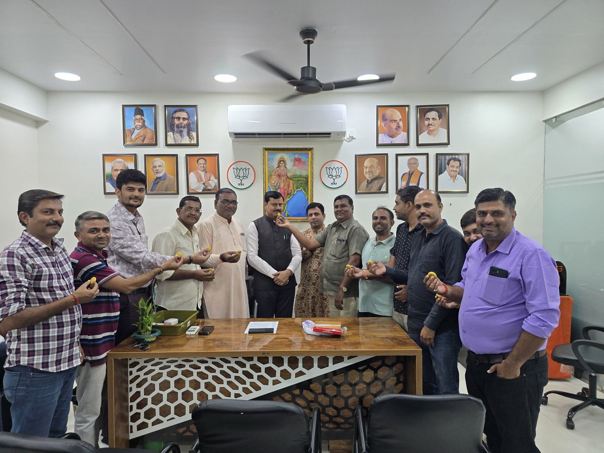 JagdishMakwana_'s tweet image. માનનીય મુખ્યમંત્રી શ્રી @Bhupendrapbjp સાહેબની અધ્યક્ષતામાં મળેલી કેબિનેટ બેઠકમાં 1 એપ્રિલ 2005 પહેલા રાજ્ય સરકારના વિવિધ વિભાગમાં ફિક્સ પગારમાં નિમણૂંક કરાયેલા 60,245 જેટલા અધિકારી-કર્મચારીઓને જૂની પેન્શન યોજનાનો લાભ આપવા અંગે ઐતિહાસિક નિર્ણય લેવામાં આવ્યો હતો.

તે અંતર્ગત આજરોજ…