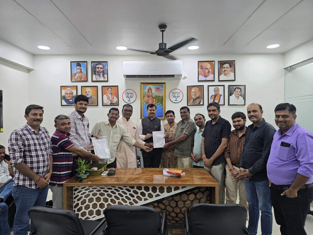 JagdishMakwana_'s tweet image. માનનીય મુખ્યમંત્રી શ્રી @Bhupendrapbjp સાહેબની અધ્યક્ષતામાં મળેલી કેબિનેટ બેઠકમાં 1 એપ્રિલ 2005 પહેલા રાજ્ય સરકારના વિવિધ વિભાગમાં ફિક્સ પગારમાં નિમણૂંક કરાયેલા 60,245 જેટલા અધિકારી-કર્મચારીઓને જૂની પેન્શન યોજનાનો લાભ આપવા અંગે ઐતિહાસિક નિર્ણય લેવામાં આવ્યો હતો.

તે અંતર્ગત આજરોજ…