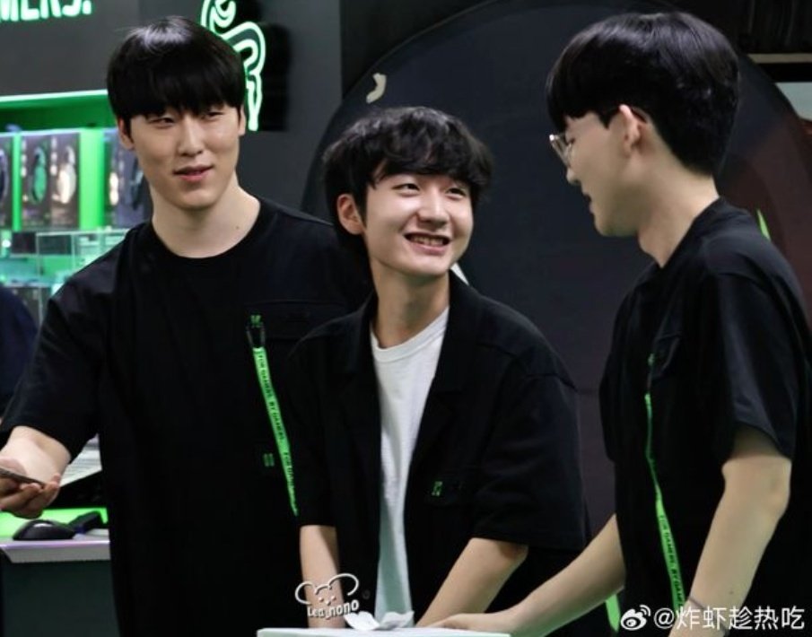 favorite genre of xiaohuasheng (little peanut) pictures: when he's with viper (180cm) and zeka (182cm)