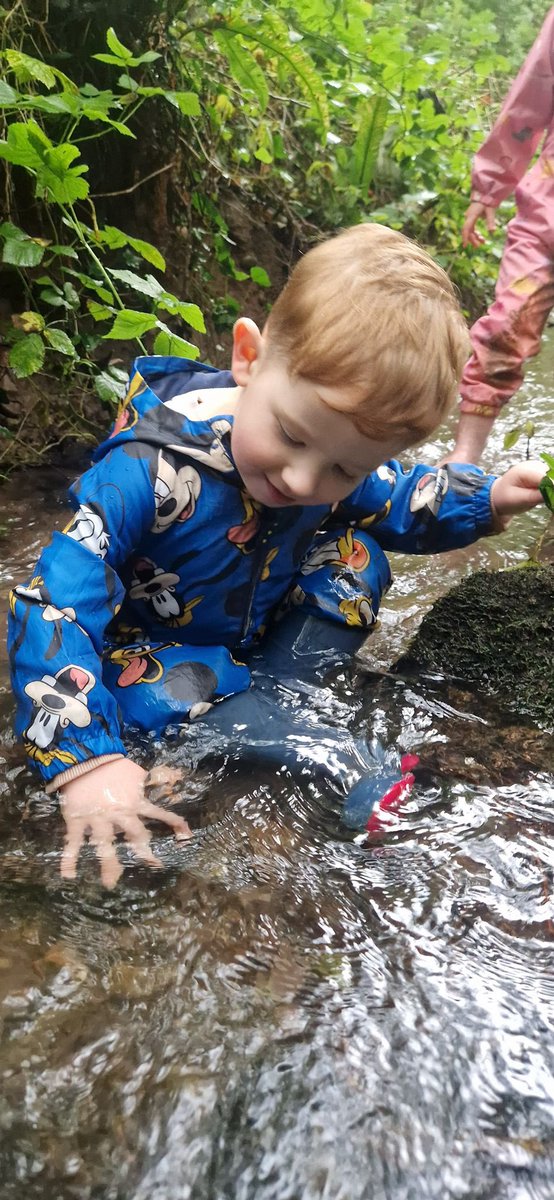 AnnamariaBevan's tweet photo. Today’s family engagement session on outdoor play and Forest School was a joy! Families, staff, children and babies enjoyed engaging in the unique experiences offered by the outdoors - engaging in nature with nature. 
#CommunityFocussed Funded by @FroebelTrust practice grant https://t.co/kGe6HpLdlD