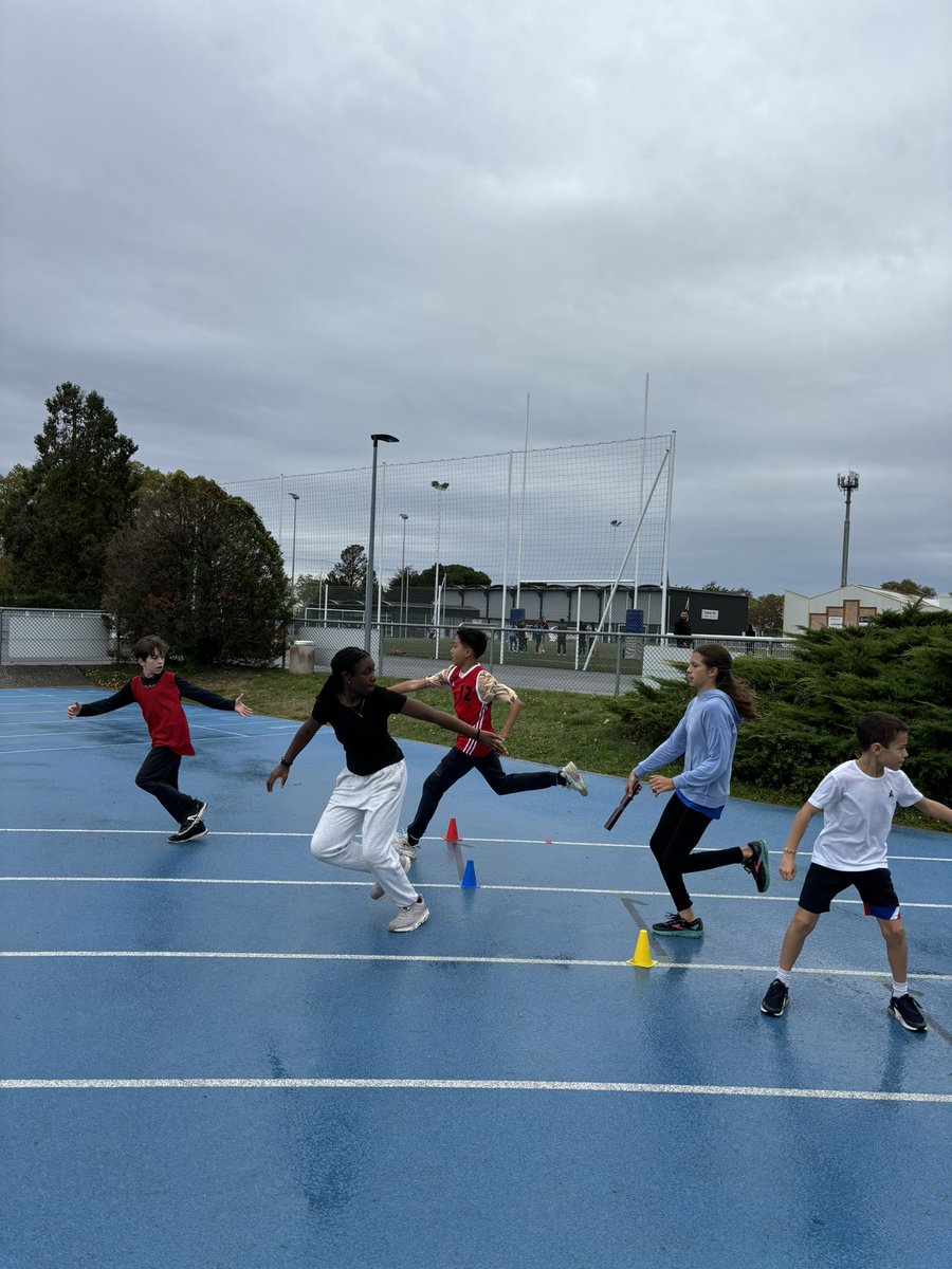 hubertine4's tweet photo. Relais 3x50m: première compétition pour les élèves de l'AS athletisme du @Clg_HAuclert  et une belle troisième place pour nos minimes garçons. Félicitations à tous @unss31 @EpsToulouse @G24Toulouse https://t.co/6FFleCzkVk