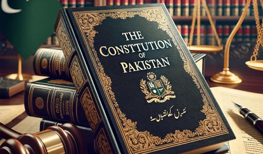 اٹھارویں ترمیم کے بعد پاکستان کی اعلیٰ عدلیہ پر صوبوں اور وفاق کے درمیان آئینی اختیارات کی تقسیم کا دباؤ بے حد بڑھ گیا ہے۔ ہر گزرتے دن کے ساتھ آئینی تنازعات مزید پیچیدہ ہوتے جا رہے ہیں، اور ان کے حل کے لیے عدالتیں اکثر غیر یقینی صورت حال کا شکار ہوتی ہیں۔ آئین کے نفاذ اور اس کی