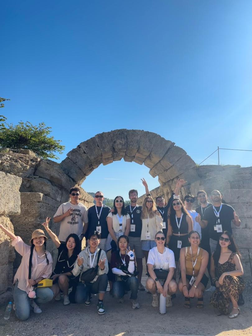 AcadOlympiqueFr's tweet photo. [🇬🇷AIO]
 
Des nouvelles d’Olympie🇬🇷🇫🇷

Moment d’histoire et de culture pour notre représentant @AliiRamdane et les étudiants du séminaire à l’AIO - @IOA_Official - avec une visite du site antique d’Olympie, son musée archéologique et bien évidemment le stade d’Olympie
#CEOF #ANOF https://t.co/MNDwaBh38B