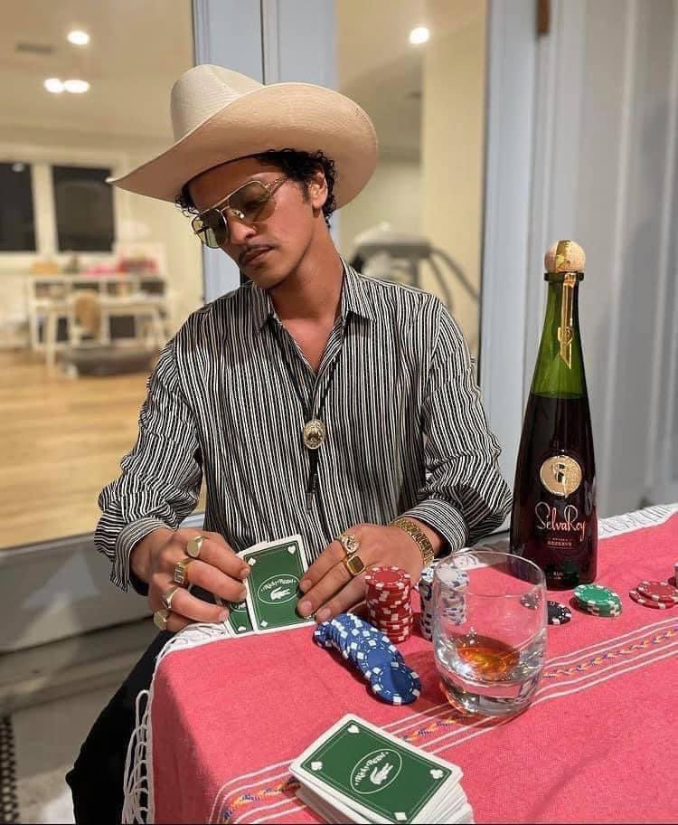 corridosybandas's tweet photo. Como dijo Bruno Mars "Voy a jugarme un albur con una baraja de oro…” https://t.co/K1u2cZraPX