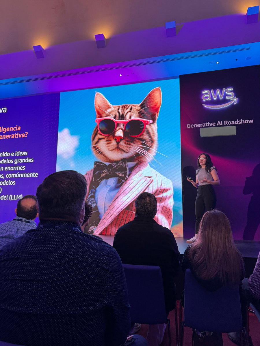 HFranco_'s tweet image. Los michis nunca pueden faltar 😝#AwsGenerativeAi