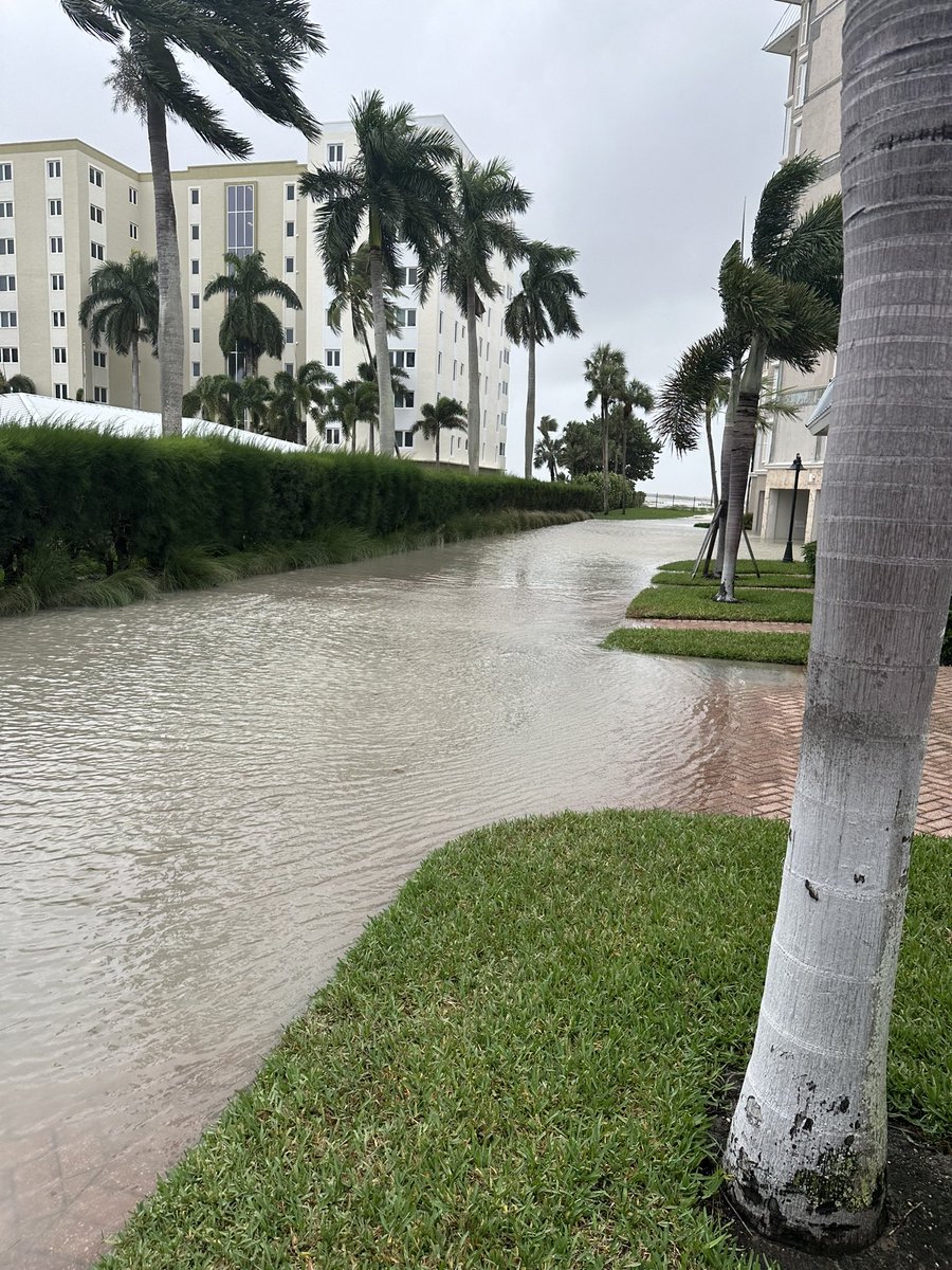 StormCat5_'s tweet photo. 🌊 STORM SURGE IN NAPLES FLORIDA

Hurricane #Milton means serious business https://t.co/L7NGhhdEcL