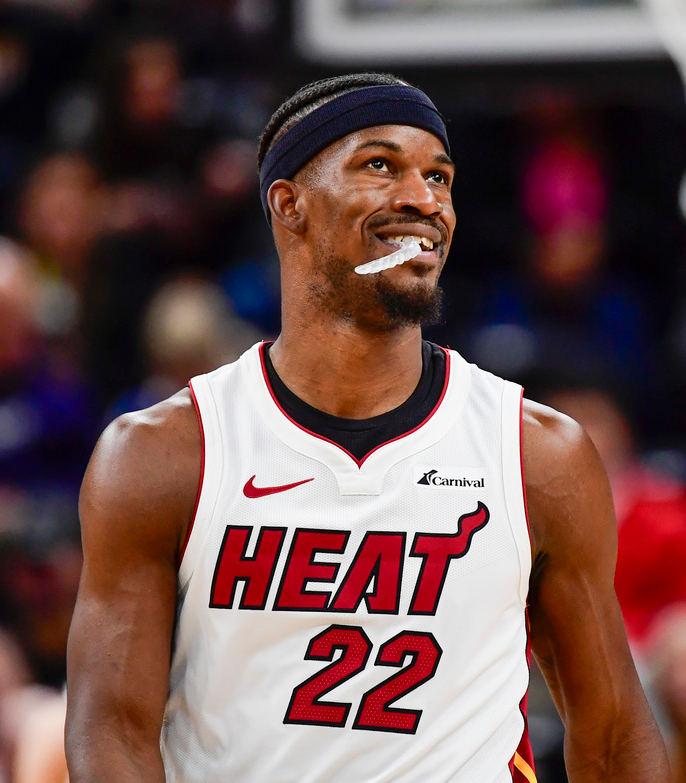 WOW…on apprend dans la série Netflix que Jimmy Butler a perdu son papa en février dernier…et qu’il avait appris que la maladie de son père arrivait en phase terminale quelques mois avant, juste avant le Game 7 à Boston en finale de Conférence 2023 🫤

Ces mots de Jimmy :

«