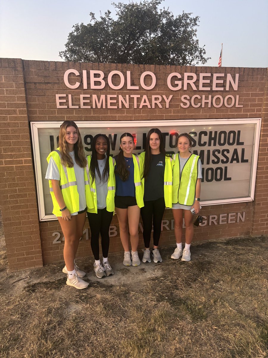 Thanks to Smart Driving Club members for getting up early to participate in Walk to School with our Cibolo Green Champions!
#EyesontheRoad