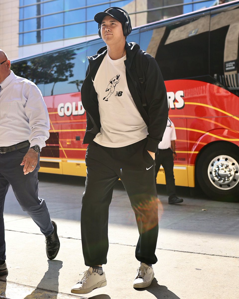 大谷翔平が球場入り！ 自身のシグネチャーロゴTシャツで登場👀 負け