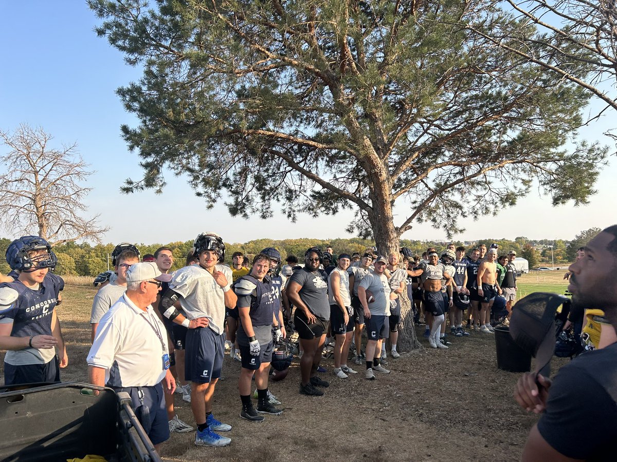 PatrickDaberkow's tweet photo. ⛳️🏈 A little #FOOTBALLGOLF competition to close out our Wednesday.
#Par4
#DoglegRight 
#Coacheswon… kinda https://t.co/UGaVMfptOP