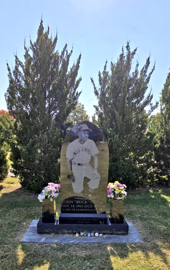DennisCGarcia's tweet photo. While in KC, I paid my respects to the legendary #SatchelPaige &amp; #BuckONeil @SABRLandmarks https://t.co/szgHzeyMn0